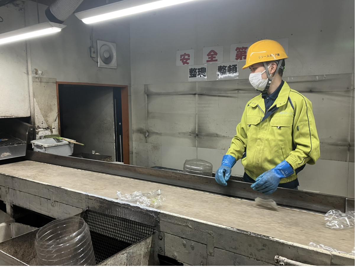 作業に取り組む社員